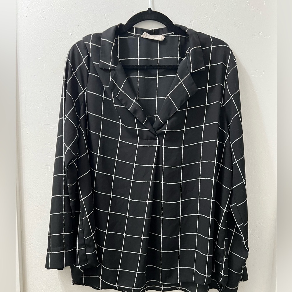 Longsleeve Black and White Blouse Size XL